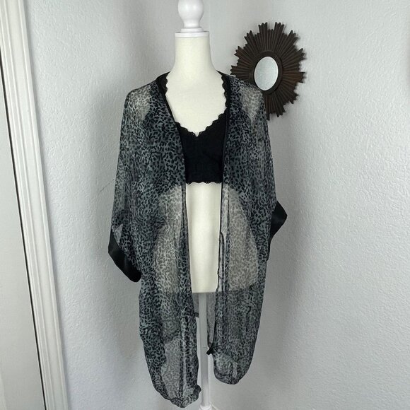 LA Intimates Cheetah Print Robe | VGT - Picture 2 of 6